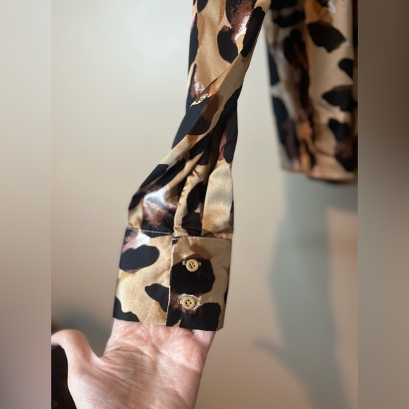 Hayden Los Angeles familial Print Faux Wrap Tie Front Top - Picture 2 of 9